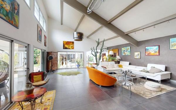 Maison à vendre    7 pièces • 450 m2 Saint-Martin-de-Seignanx