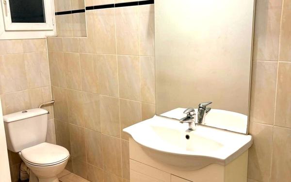 Appartement à vendre    2 pièces • 49,24 m2 Marseille 1