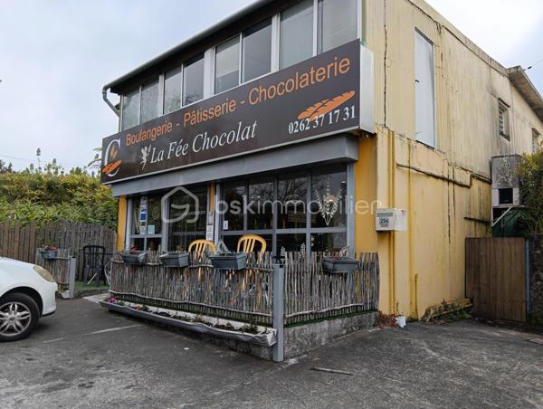 Découvrez ce local commercial de 100 m², une boulangerie, pâtisserie, chocolaterie artisanale reconnue pour la qualité de ses produits et sa clientèle fidèle, idéalement située aux abords de la route nationale de la Plaine des Palmistes. Parfait pour développer votre activité dans un environnement propice aux affaires. 

Profitez d'un grand espace de travail,  le matériel complet permettant une exploitation immédiate, d'une terrasse et de 6 parkings, une rareté dans la zone, offrant un accès facile pour vos clients et employés. En plus du local commercial, un T3 de 80m² situé juste au dessus de la boulangerie pouvant servir d'habitat ou la possibilité de faire une location de longue durée. Cette affaire conviendra parfaitement à un artisan boulanger-pâtissier souhaitant reprendre une entreprise saine et reconnue. 

Proche de toutes commodités, cette affaire est un atout majeur pour toute entreprise souhaitant maximiser sa visibilité et son potentiel de croissance. Ce fond de commerce vous est proposé pour la somme de 210 000€ ( T3 inclus, HAI à la charge du vendeur), le CA: 320 K€, le loyer actuel est de 1000€ / mois, Cette affaire vous intéresse!  Contactez JOËL KOEHL EI. Agent mandataire BSK Immobilier pour plus d'informations et pour organiser une visite. 

Un lieu stratégique pour votre succès professionnel !

Dossier complet et renseignements complémentaires sur demande, après échange confidentiel.