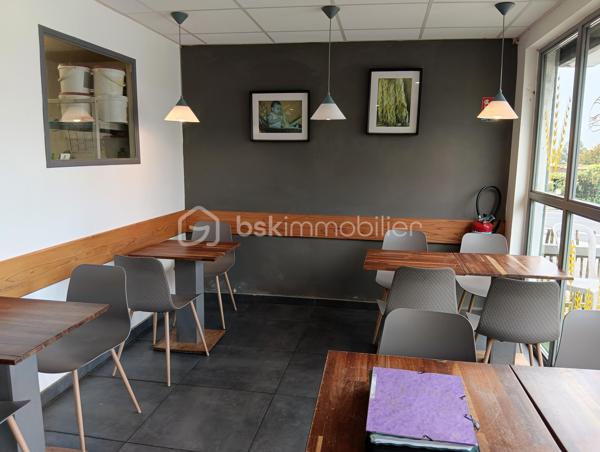 Découvrez ce local commercial de 100 m², une boulangerie, pâtisserie, chocolaterie artisanale reconnue pour la qualité de ses produits et sa clientèle fidèle, idéalement située aux abords de la route nationale de la Plaine des Palmistes. Parfait pour développer votre activité dans un environnement propice aux affaires. 

Profitez d'un grand espace de travail,  le matériel complet permettant une exploitation immédiate, d'une terrasse et de 6 parkings, une rareté dans la zone, offrant un accès facile pour vos clients et employés. En plus du local commercial, un T3 de 80m² situé juste au dessus de la boulangerie pouvant servir d'habitat ou la possibilité de faire une location de longue durée. Cette affaire conviendra parfaitement à un artisan boulanger-pâtissier souhaitant reprendre une entreprise saine et reconnue. 

Proche de toutes commodités, cette affaire est un atout majeur pour toute entreprise souhaitant maximiser sa visibilité et son potentiel de croissance. Ce fond de commerce vous est proposé pour la somme de 210 000€ ( T3 inclus, HAI à la charge du vendeur), le CA: 320 K€, le loyer actuel est de 1000€ / mois, Cette affaire vous intéresse!  Contactez JOËL KOEHL EI. Agent mandataire BSK Immobilier pour plus d'informations et pour organiser une visite. 

Un lieu stratégique pour votre succès professionnel !

Dossier complet et renseignements complémentaires sur demande, après échange confidentiel.