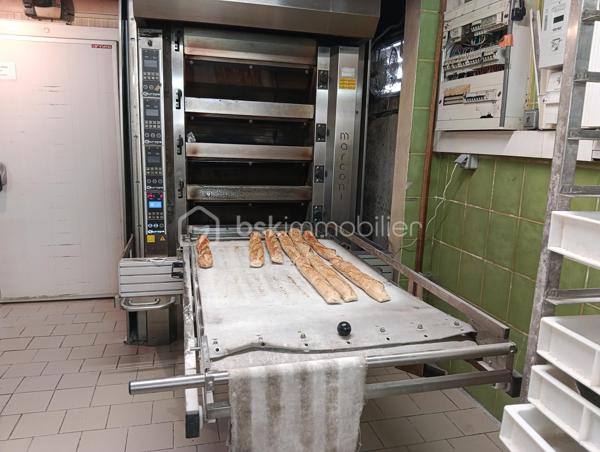 Découvrez ce local commercial de 100 m², une boulangerie, pâtisserie, chocolaterie artisanale reconnue pour la qualité de ses produits et sa clientèle fidèle, idéalement située aux abords de la route nationale de la Plaine des Palmistes. Parfait pour développer votre activité dans un environnement propice aux affaires. 

Profitez d'un grand espace de travail,  le matériel complet permettant une exploitation immédiate, d'une terrasse et de 6 parkings, une rareté dans la zone, offrant un accès facile pour vos clients et employés. En plus du local commercial, un T3 de 80m² situé juste au dessus de la boulangerie pouvant servir d'habitat ou la possibilité de faire une location de longue durée. Cette affaire conviendra parfaitement à un artisan boulanger-pâtissier souhaitant reprendre une entreprise saine et reconnue. 

Proche de toutes commodités, cette affaire est un atout majeur pour toute entreprise souhaitant maximiser sa visibilité et son potentiel de croissance. Ce fond de commerce vous est proposé pour la somme de 210 000€ ( T3 inclus, HAI à la charge du vendeur), le CA: 320 K€, le loyer actuel est de 1000€ / mois, Cette affaire vous intéresse!  Contactez JOËL KOEHL EI. Agent mandataire BSK Immobilier pour plus d'informations et pour organiser une visite. 

Un lieu stratégique pour votre succès professionnel !

Dossier complet et renseignements complémentaires sur demande, après échange confidentiel.