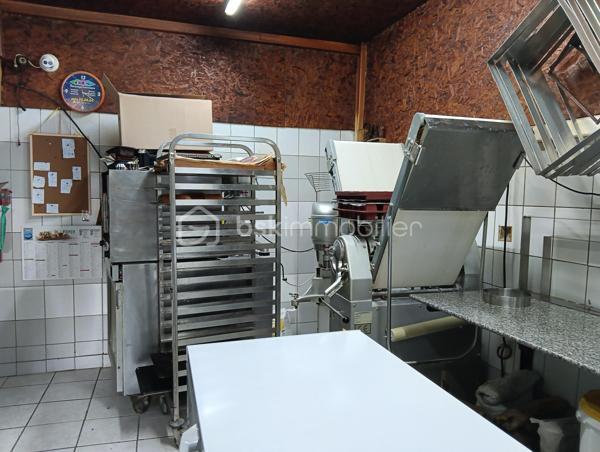 Découvrez ce local commercial de 100 m², une boulangerie, pâtisserie, chocolaterie artisanale reconnue pour la qualité de ses produits et sa clientèle fidèle, idéalement située aux abords de la route nationale de la Plaine des Palmistes. Parfait pour développer votre activité dans un environnement propice aux affaires. 

Profitez d'un grand espace de travail,  le matériel complet permettant une exploitation immédiate, d'une terrasse et de 6 parkings, une rareté dans la zone, offrant un accès facile pour vos clients et employés. En plus du local commercial, un T3 de 80m² situé juste au dessus de la boulangerie pouvant servir d'habitat ou la possibilité de faire une location de longue durée. Cette affaire conviendra parfaitement à un artisan boulanger-pâtissier souhaitant reprendre une entreprise saine et reconnue. 

Proche de toutes commodités, cette affaire est un atout majeur pour toute entreprise souhaitant maximiser sa visibilité et son potentiel de croissance. Ce fond de commerce vous est proposé pour la somme de 210 000€ ( T3 inclus, HAI à la charge du vendeur), le CA: 320 K€, le loyer actuel est de 1000€ / mois, Cette affaire vous intéresse!  Contactez JOËL KOEHL EI. Agent mandataire BSK Immobilier pour plus d'informations et pour organiser une visite. 

Un lieu stratégique pour votre succès professionnel !

Dossier complet et renseignements complémentaires sur demande, après échange confidentiel.