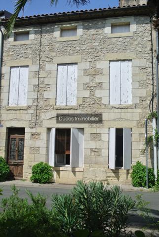 Plein coeur de Sainte Bazeille maison avec patio, garage et beaux volumes