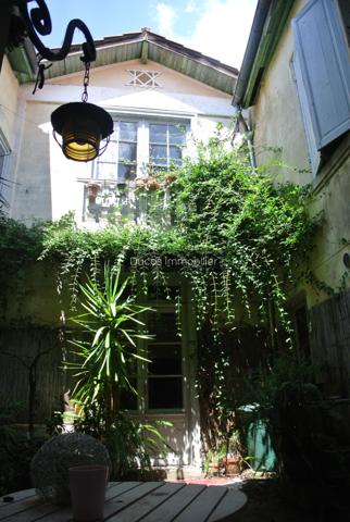 Plein coeur de Sainte Bazeille maison avec patio, garage et beaux volumes