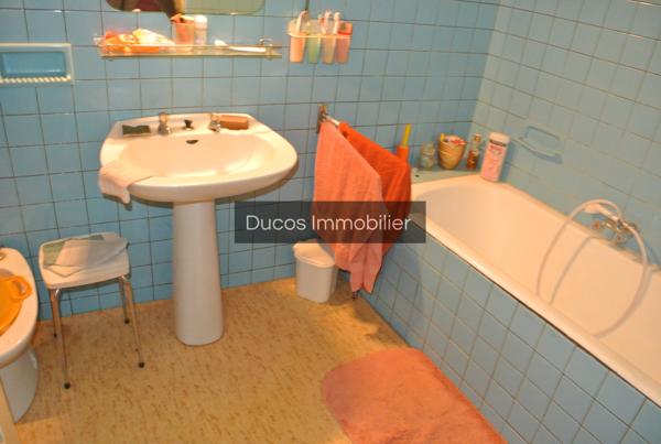 Plein coeur de Sainte Bazeille maison avec patio, garage et beaux volumes