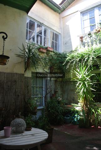 Plein coeur de Sainte Bazeille maison avec patio, garage et beaux volumes