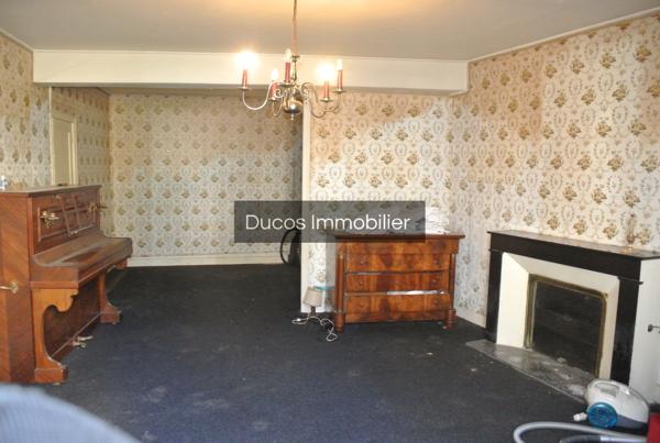 Plein coeur de Sainte Bazeille maison avec patio, garage et beaux volumes