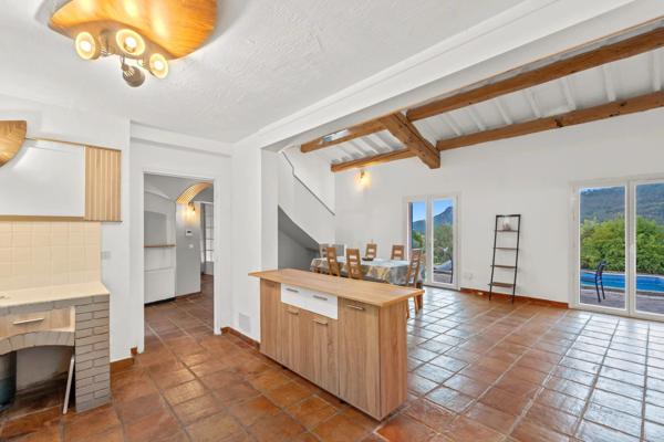 Vente                                                      Villa
                        
                     6 pièces                      171 m2                     à Les Adrets-de-l'Estérel