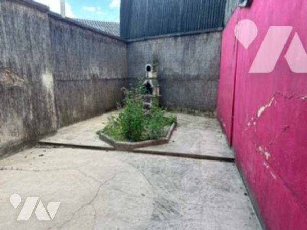 Maison de ville de 115 m². Trois chambres, grenier, cour.