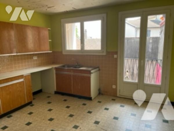 Maison de ville de 115 m². Trois chambres, grenier, cour.