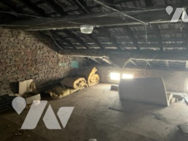 Maison de ville de 115 m². Trois chambres, grenier, cour.