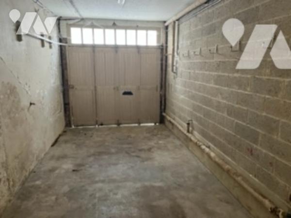 Maison de ville de 115 m². Trois chambres, grenier, cour.