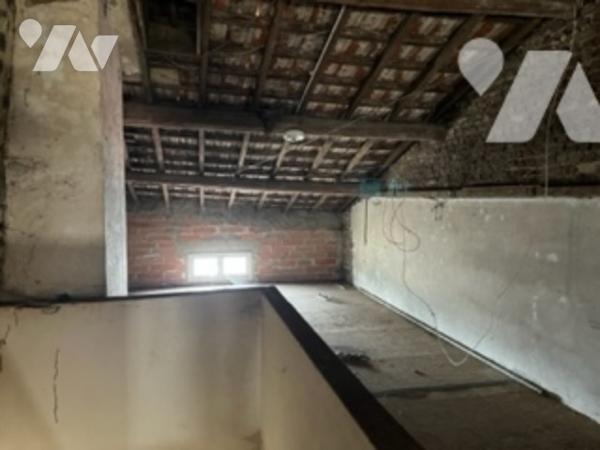 Maison de ville de 115 m². Trois chambres, grenier, cour.