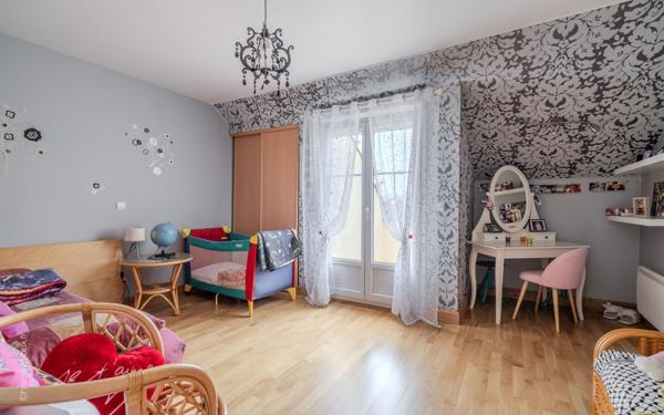 Maison à vendre    8 pièces • 181 m2 Crécy-la-Chapelle