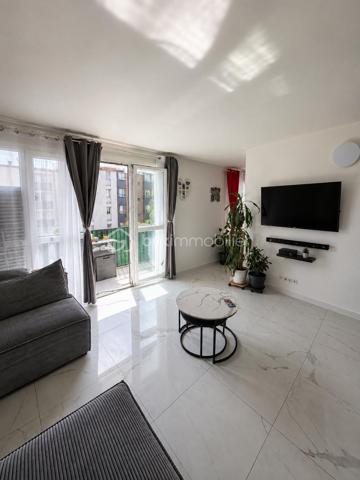 APPARTEMENT :

Cet appartement se distingue par ses volumes généreux et sa distribution intelligente. Le double séjour offre un espace de vie confortable et modulable, baigné de lumière naturelle. La cuisine équipée et aménagée permet une installation immédiate.

ESPACES NUIT :

L'appartement compte actuellement trois chambres, avec la possibilité d'en créer une quatrième selon vos besoins. Chaque chambre dispose de rangements intégrés, un atout appréciable au quotidien. Le couloir desservant les chambres et menant au salon propose également des espaces de rangement supplémentaires, optimisant ainsi chaque mètre carré.

ESPACES ANNEXES :

La salle de bain de grande dimension apporte un confort certain. Une cave complète ce bien, offrant un espace de stockage précieux pour vos affaires saisonnières ou volumineuses.

EXTÉRIEUR ET STATIONNEMENT :

Un grand balcon prolonge l'espace de vie et permet de profiter des beaux jours en extérieur. Une place de parking située en face de l'immeuble sécurise votre véhicule et facilite votre quotidien.

ÉTAT GÉNÉRAL :

Le bien a été entretenu avec soin au fil des années. La luminosité traverse l'ensemble des pièces, créant une atmosphère agréable tout au long de la journée.

LOCALISATION :

Situé à Soisy-sous-Montmorency, cet appartement bénéficie d'un emplacement de choix. La ville offre commerces de proximité, établissements scolaires, espaces verts et liaisons de transport vers Paris et la région. Le cadre de vie allie tranquillité résidentielle et praticité du quotidien.

Ce bien représente une belle opportunité pour une famille recherchant espace, fonctionnalité et emplacement privilégié dans le Val-d'Oise.

Contactez Andrea Collard, votre mandataire BSK Immobilier, pour organiser votre visite.