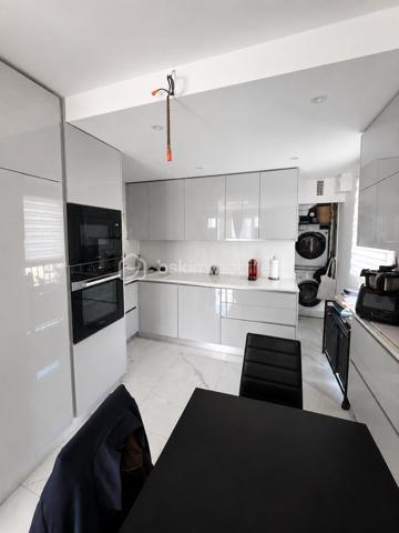 APPARTEMENT :

Cet appartement se distingue par ses volumes généreux et sa distribution intelligente. Le double séjour offre un espace de vie confortable et modulable, baigné de lumière naturelle. La cuisine équipée et aménagée permet une installation immédiate.

ESPACES NUIT :

L'appartement compte actuellement trois chambres, avec la possibilité d'en créer une quatrième selon vos besoins. Chaque chambre dispose de rangements intégrés, un atout appréciable au quotidien. Le couloir desservant les chambres et menant au salon propose également des espaces de rangement supplémentaires, optimisant ainsi chaque mètre carré.

ESPACES ANNEXES :

La salle de bain de grande dimension apporte un confort certain. Une cave complète ce bien, offrant un espace de stockage précieux pour vos affaires saisonnières ou volumineuses.

EXTÉRIEUR ET STATIONNEMENT :

Un grand balcon prolonge l'espace de vie et permet de profiter des beaux jours en extérieur. Une place de parking située en face de l'immeuble sécurise votre véhicule et facilite votre quotidien.

ÉTAT GÉNÉRAL :

Le bien a été entretenu avec soin au fil des années. La luminosité traverse l'ensemble des pièces, créant une atmosphère agréable tout au long de la journée.

LOCALISATION :

Situé à Soisy-sous-Montmorency, cet appartement bénéficie d'un emplacement de choix. La ville offre commerces de proximité, établissements scolaires, espaces verts et liaisons de transport vers Paris et la région. Le cadre de vie allie tranquillité résidentielle et praticité du quotidien.

Ce bien représente une belle opportunité pour une famille recherchant espace, fonctionnalité et emplacement privilégié dans le Val-d'Oise.

Contactez Andrea Collard, votre mandataire BSK Immobilier, pour organiser votre visite.