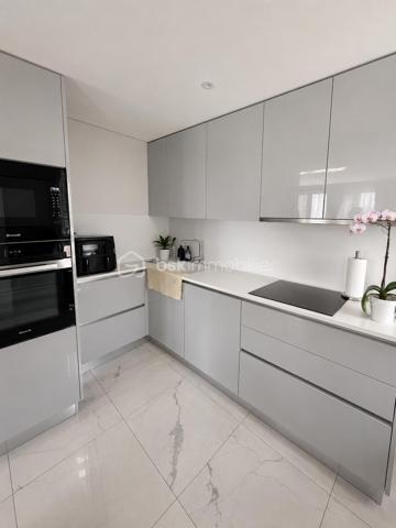 APPARTEMENT :

Cet appartement se distingue par ses volumes généreux et sa distribution intelligente. Le double séjour offre un espace de vie confortable et modulable, baigné de lumière naturelle. La cuisine équipée et aménagée permet une installation immédiate.

ESPACES NUIT :

L'appartement compte actuellement trois chambres, avec la possibilité d'en créer une quatrième selon vos besoins. Chaque chambre dispose de rangements intégrés, un atout appréciable au quotidien. Le couloir desservant les chambres et menant au salon propose également des espaces de rangement supplémentaires, optimisant ainsi chaque mètre carré.

ESPACES ANNEXES :

La salle de bain de grande dimension apporte un confort certain. Une cave complète ce bien, offrant un espace de stockage précieux pour vos affaires saisonnières ou volumineuses.

EXTÉRIEUR ET STATIONNEMENT :

Un grand balcon prolonge l'espace de vie et permet de profiter des beaux jours en extérieur. Une place de parking située en face de l'immeuble sécurise votre véhicule et facilite votre quotidien.

ÉTAT GÉNÉRAL :

Le bien a été entretenu avec soin au fil des années. La luminosité traverse l'ensemble des pièces, créant une atmosphère agréable tout au long de la journée.

LOCALISATION :

Situé à Soisy-sous-Montmorency, cet appartement bénéficie d'un emplacement de choix. La ville offre commerces de proximité, établissements scolaires, espaces verts et liaisons de transport vers Paris et la région. Le cadre de vie allie tranquillité résidentielle et praticité du quotidien.

Ce bien représente une belle opportunité pour une famille recherchant espace, fonctionnalité et emplacement privilégié dans le Val-d'Oise.

Contactez Andrea Collard, votre mandataire BSK Immobilier, pour organiser votre visite.