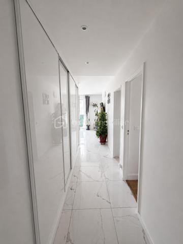 APPARTEMENT :

Cet appartement se distingue par ses volumes généreux et sa distribution intelligente. Le double séjour offre un espace de vie confortable et modulable, baigné de lumière naturelle. La cuisine équipée et aménagée permet une installation immédiate.

ESPACES NUIT :

L'appartement compte actuellement trois chambres, avec la possibilité d'en créer une quatrième selon vos besoins. Chaque chambre dispose de rangements intégrés, un atout appréciable au quotidien. Le couloir desservant les chambres et menant au salon propose également des espaces de rangement supplémentaires, optimisant ainsi chaque mètre carré.

ESPACES ANNEXES :

La salle de bain de grande dimension apporte un confort certain. Une cave complète ce bien, offrant un espace de stockage précieux pour vos affaires saisonnières ou volumineuses.

EXTÉRIEUR ET STATIONNEMENT :

Un grand balcon prolonge l'espace de vie et permet de profiter des beaux jours en extérieur. Une place de parking située en face de l'immeuble sécurise votre véhicule et facilite votre quotidien.

ÉTAT GÉNÉRAL :

Le bien a été entretenu avec soin au fil des années. La luminosité traverse l'ensemble des pièces, créant une atmosphère agréable tout au long de la journée.

LOCALISATION :

Situé à Soisy-sous-Montmorency, cet appartement bénéficie d'un emplacement de choix. La ville offre commerces de proximité, établissements scolaires, espaces verts et liaisons de transport vers Paris et la région. Le cadre de vie allie tranquillité résidentielle et praticité du quotidien.

Ce bien représente une belle opportunité pour une famille recherchant espace, fonctionnalité et emplacement privilégié dans le Val-d'Oise.

Contactez Andrea Collard, votre mandataire BSK Immobilier, pour organiser votre visite.