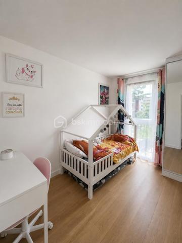 APPARTEMENT :

Cet appartement se distingue par ses volumes généreux et sa distribution intelligente. Le double séjour offre un espace de vie confortable et modulable, baigné de lumière naturelle. La cuisine équipée et aménagée permet une installation immédiate.

ESPACES NUIT :

L'appartement compte actuellement trois chambres, avec la possibilité d'en créer une quatrième selon vos besoins. Chaque chambre dispose de rangements intégrés, un atout appréciable au quotidien. Le couloir desservant les chambres et menant au salon propose également des espaces de rangement supplémentaires, optimisant ainsi chaque mètre carré.

ESPACES ANNEXES :

La salle de bain de grande dimension apporte un confort certain. Une cave complète ce bien, offrant un espace de stockage précieux pour vos affaires saisonnières ou volumineuses.

EXTÉRIEUR ET STATIONNEMENT :

Un grand balcon prolonge l'espace de vie et permet de profiter des beaux jours en extérieur. Une place de parking située en face de l'immeuble sécurise votre véhicule et facilite votre quotidien.

ÉTAT GÉNÉRAL :

Le bien a été entretenu avec soin au fil des années. La luminosité traverse l'ensemble des pièces, créant une atmosphère agréable tout au long de la journée.

LOCALISATION :

Situé à Soisy-sous-Montmorency, cet appartement bénéficie d'un emplacement de choix. La ville offre commerces de proximité, établissements scolaires, espaces verts et liaisons de transport vers Paris et la région. Le cadre de vie allie tranquillité résidentielle et praticité du quotidien.

Ce bien représente une belle opportunité pour une famille recherchant espace, fonctionnalité et emplacement privilégié dans le Val-d'Oise.

Contactez Andrea Collard, votre mandataire BSK Immobilier, pour organiser votre visite.