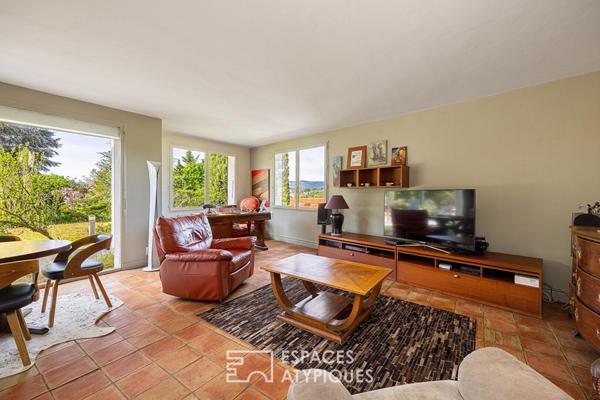 Maison avec vue dégagée, piscine et jardin arboré sur les hauteurs du 5ème