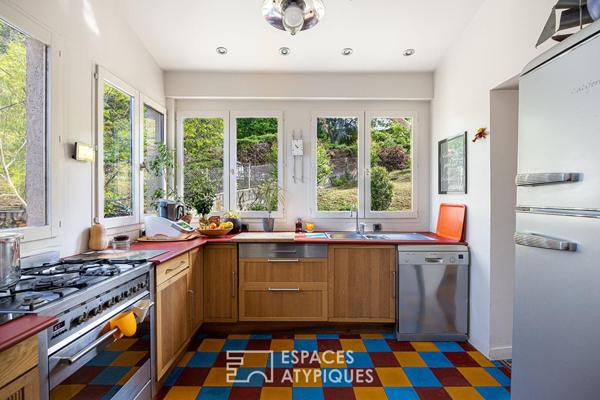 Maison avec vue dégagée, piscine et jardin arboré sur les hauteurs du 5ème