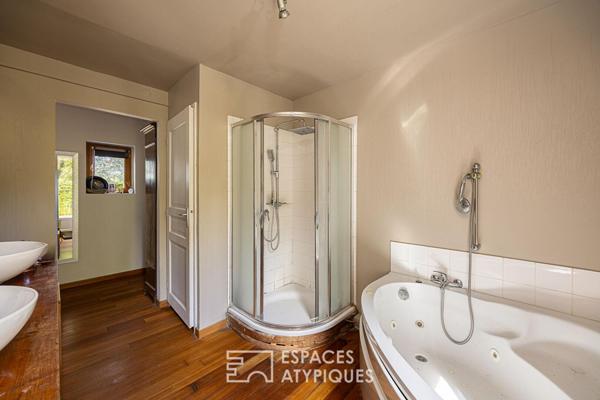 Maison avec vue dégagée, piscine et jardin arboré sur les hauteurs du 5ème
