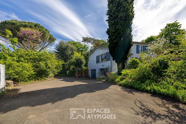 Maison avec vue dégagée, piscine et jardin arboré sur les hauteurs du 5ème