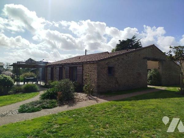 LES HERBIERS - Superbe grange pierre entièrement rénovée au calme de la campagne, à moins de 5 ...
