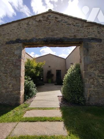 LES HERBIERS - Superbe grange pierre entièrement rénovée au calme de la campagne, à moins de 5 ...