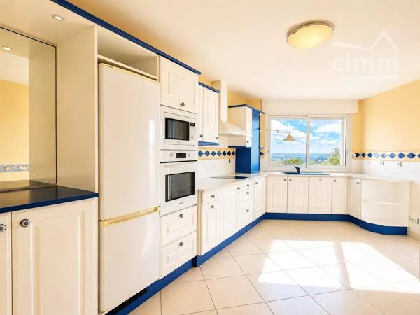RARE À BLOIS – 145 m², terrasse, vue dégagée et volumes exceptionnels.