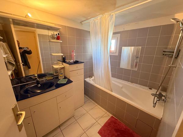 Appartement Type 4, centre ville, 2ème etage, Cave.