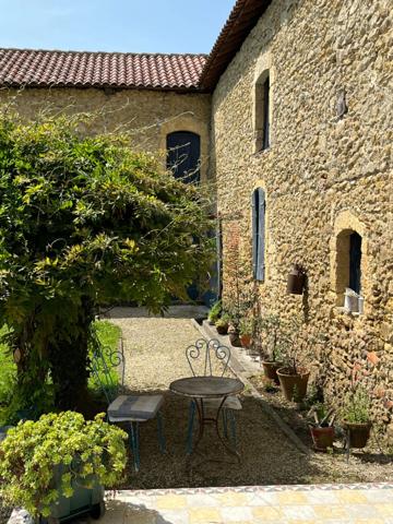 PLAISANCE DU GERS 10 min: ELEGANTE MAISON DE CARACTERE, restaurée par architecte, 320m2, 4700m2 en partie clos