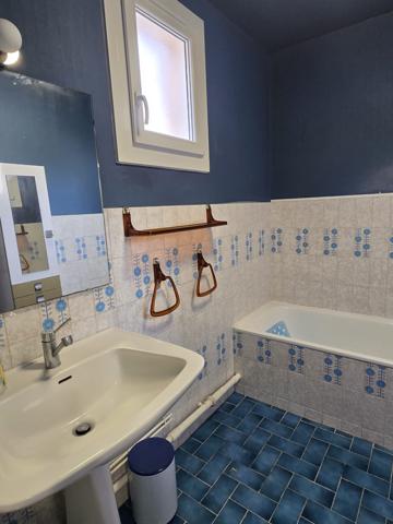 Allauch (13190) ALLAUCH - MAISON LUMINEUSE AVEC JARDIN - SECTEUR RESIDENTIEL - TERRAIN PISCINABLE