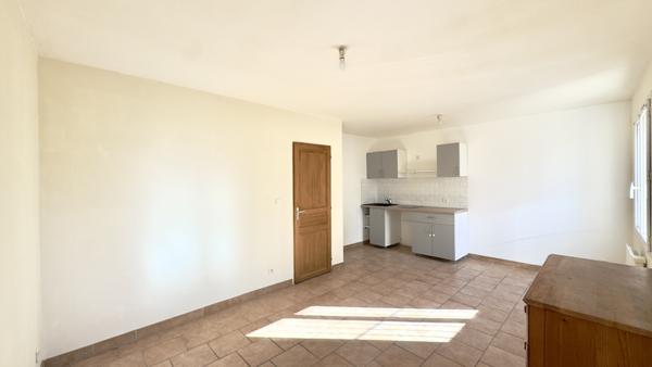 T2 rénové – 34,34 m² Carrez – Accès indépendant – Cœur de Grans