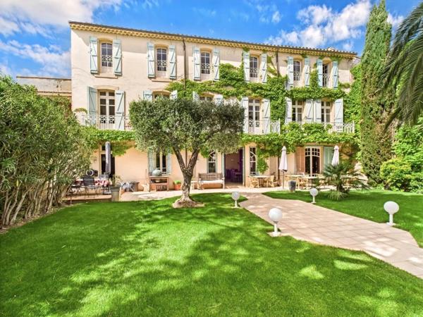 Homps - Une impressionnante propriété de style maison de maître au cœur d'un village prisé