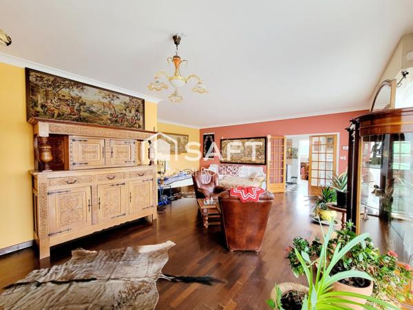 Maison traditionnelle T5 de 160m², trois chambres, dressing, véranda, terrasse avec vue, garage et atelier, jardin idéale pour une grande famille.