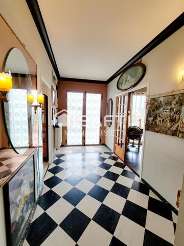 Maison traditionnelle T5 de 160m², trois chambres, dressing, véranda, terrasse avec vue, garage et atelier, jardin idéale pour une grande famille.