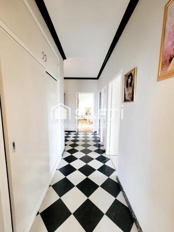 Maison traditionnelle T5 de 160m², trois chambres, dressing, véranda, terrasse avec vue, garage et atelier, jardin idéale pour une grande famille.