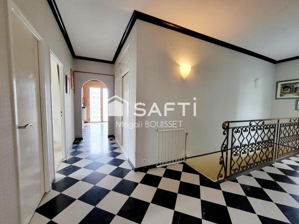 Maison traditionnelle T5 de 160m², trois chambres, dressing, véranda, terrasse avec vue, garage et atelier, jardin idéale pour une grande famille.