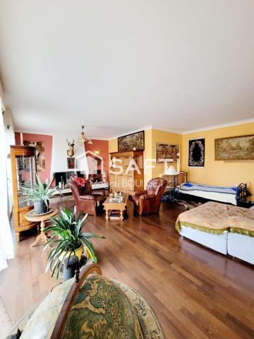 Maison traditionnelle T5 de 160m², trois chambres, dressing, véranda, terrasse avec vue, garage et atelier, jardin idéale pour une grande famille.