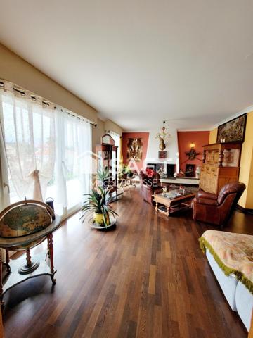 Maison traditionnelle T5 de 160m², trois chambres, dressing, véranda, terrasse avec vue, garage et atelier, jardin idéale pour une grande famille.