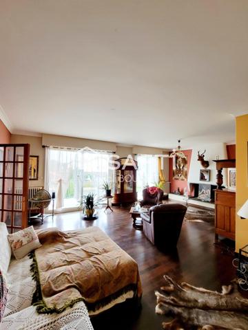 Maison traditionnelle T5 de 160m², trois chambres, dressing, véranda, terrasse avec vue, garage et atelier, jardin idéale pour une grande famille.