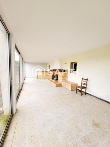 Maison traditionnelle T5 de 160m², trois chambres, dressing, véranda, terrasse avec vue, garage et atelier, jardin idéale pour une grande famille.