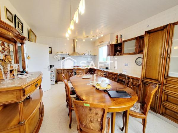 Maison traditionnelle T5 de 160m², trois chambres, dressing, véranda, terrasse avec vue, garage et atelier, jardin idéale pour une grande famille.