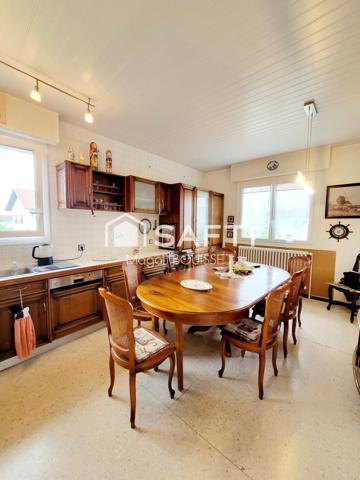 Maison traditionnelle T5 de 160m², trois chambres, dressing, véranda, terrasse avec vue, garage et atelier, jardin idéale pour une grande famille.