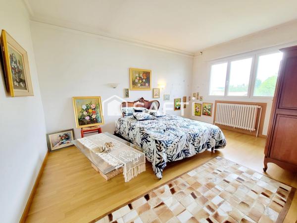 Maison traditionnelle T5 de 160m², trois chambres, dressing, véranda, terrasse avec vue, garage et atelier, jardin idéale pour une grande famille.