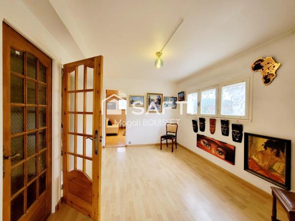 Maison traditionnelle T5 de 160m², trois chambres, dressing, véranda, terrasse avec vue, garage et atelier, jardin idéale pour une grande famille.