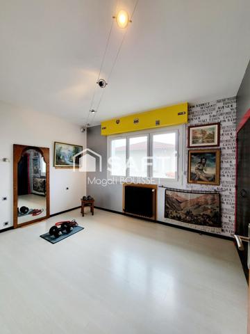 Maison traditionnelle T5 de 160m², trois chambres, dressing, véranda, terrasse avec vue, garage et atelier, jardin idéale pour une grande famille.