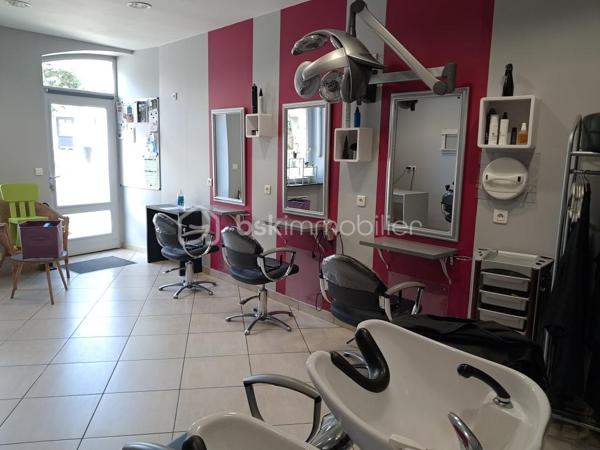 💈Vous êtes coiffeur(se) ou entrepreneur(se) dans le domaine de la beauté ?
Découvrez ce salon de coiffure mixte clé en main, idéalement situé à Baguer-Morvan, à proximité immédiate de Dol-de-Bretagne.

⭐ UN GROS POINT FORT : AUCUNE CONCURRENCE
✔ Seul salon sur la commune
✔ Clientèle locale fidèle
✔ Activité sécurisée et régulière

💇‍♀️ UN ESPACE PRÊT À TRAVAILLER
Surface d’environ 55 m², comprenant :
✔ 4 postes de coiffage
✔ 2 bacs de lavage
✔ 1 bureau
✔ 1 cuisine (confort au quotidien)

➡️ Salon fonctionnel, lumineux et agréable
📈 CLIENTÈLE FIDÉLISÉE & BONNE RENTABILITÉ
✔ Activité stable
✔ Bonne notoriété locale
✔ Chiffre d’affaires évolutif

🚀 FORT POTENTIEL DE DÉVELOPPEMENT
Possibilités d’augmenter le CA avec :
✔ Onglerie - Manucure ✔ Barbier
✔ Esthétique  ✔ Soins capillaires

👉 Idéal pour une première installation ou développer un concept beauté complet
📍 Emplacement stratégique – proche Dol-de-Bretagne
🔥 AFFAIRE À SAISIR RAPIDEMENT !
📞 Contactez-moi dès maintenant pour plus d’informations ou organiser une visite