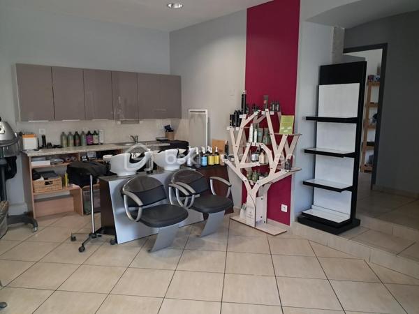 💈Vous êtes coiffeur(se) ou entrepreneur(se) dans le domaine de la beauté ?
Découvrez ce salon de coiffure mixte clé en main, idéalement situé à Baguer-Morvan, à proximité immédiate de Dol-de-Bretagne.

⭐ UN GROS POINT FORT : AUCUNE CONCURRENCE
✔ Seul salon sur la commune
✔ Clientèle locale fidèle
✔ Activité sécurisée et régulière

💇‍♀️ UN ESPACE PRÊT À TRAVAILLER
Surface d’environ 55 m², comprenant :
✔ 4 postes de coiffage
✔ 2 bacs de lavage
✔ 1 bureau
✔ 1 cuisine (confort au quotidien)

➡️ Salon fonctionnel, lumineux et agréable
📈 CLIENTÈLE FIDÉLISÉE & BONNE RENTABILITÉ
✔ Activité stable
✔ Bonne notoriété locale
✔ Chiffre d’affaires évolutif

🚀 FORT POTENTIEL DE DÉVELOPPEMENT
Possibilités d’augmenter le CA avec :
✔ Onglerie - Manucure ✔ Barbier
✔ Esthétique  ✔ Soins capillaires

👉 Idéal pour une première installation ou développer un concept beauté complet
📍 Emplacement stratégique – proche Dol-de-Bretagne
🔥 AFFAIRE À SAISIR RAPIDEMENT !
📞 Contactez-moi dès maintenant pour plus d’informations ou organiser une visite